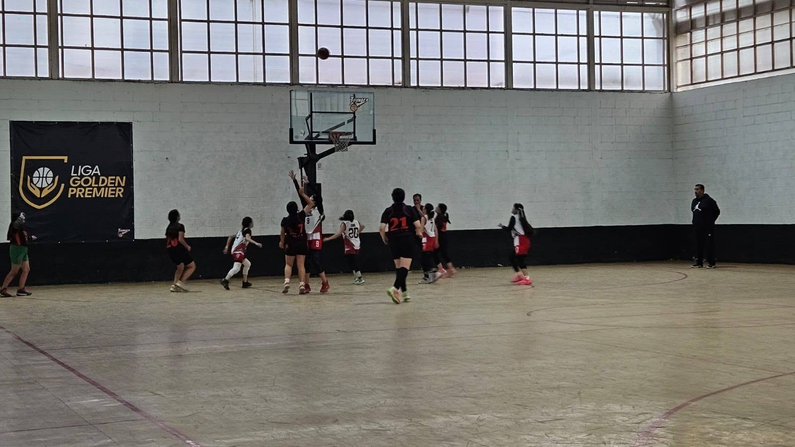 Jóvenes participando en una actividad dentro de la cancha Thunder