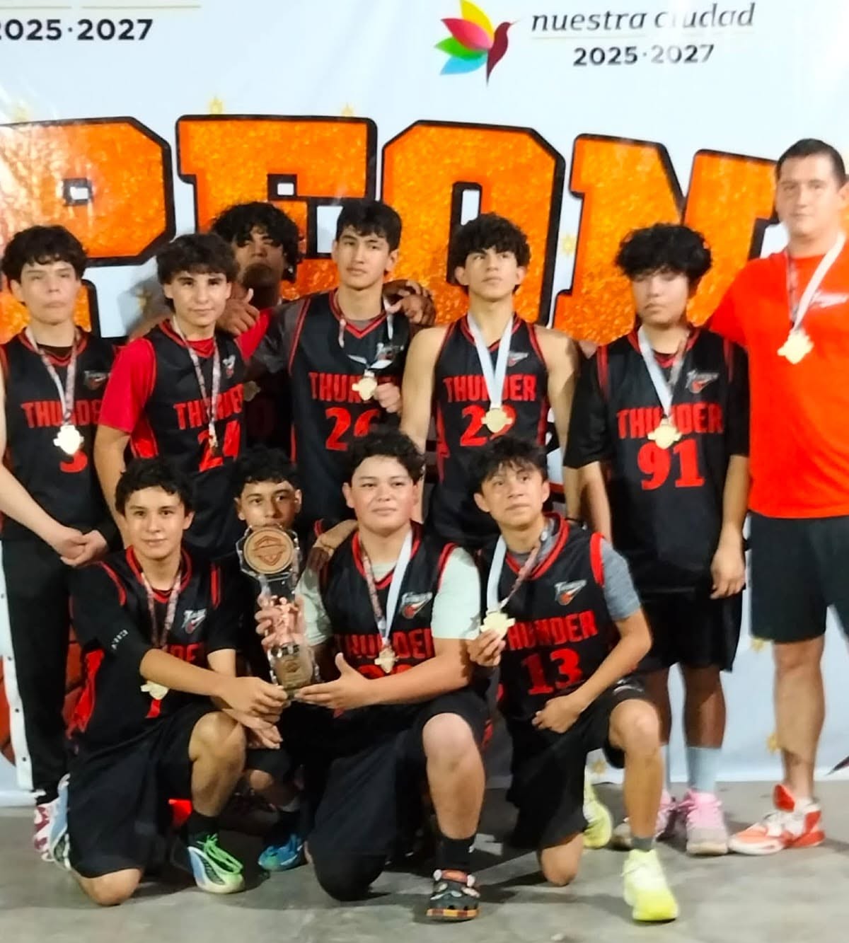 Niños y jóvenes durante un entrenamiento de Academia Thunder