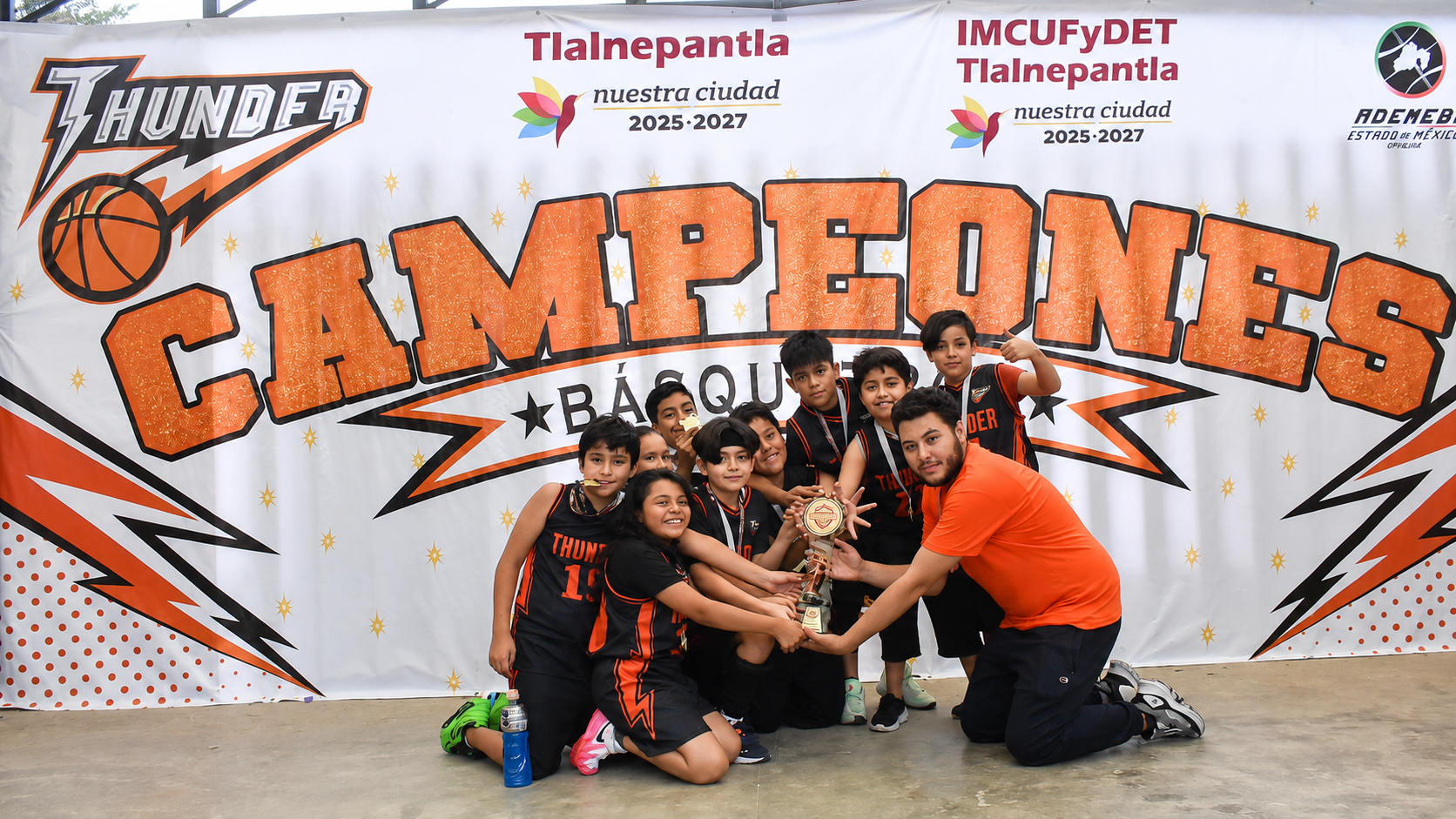 Niños y jóvenes en una actividad de entrenamiento de Academia Thunder