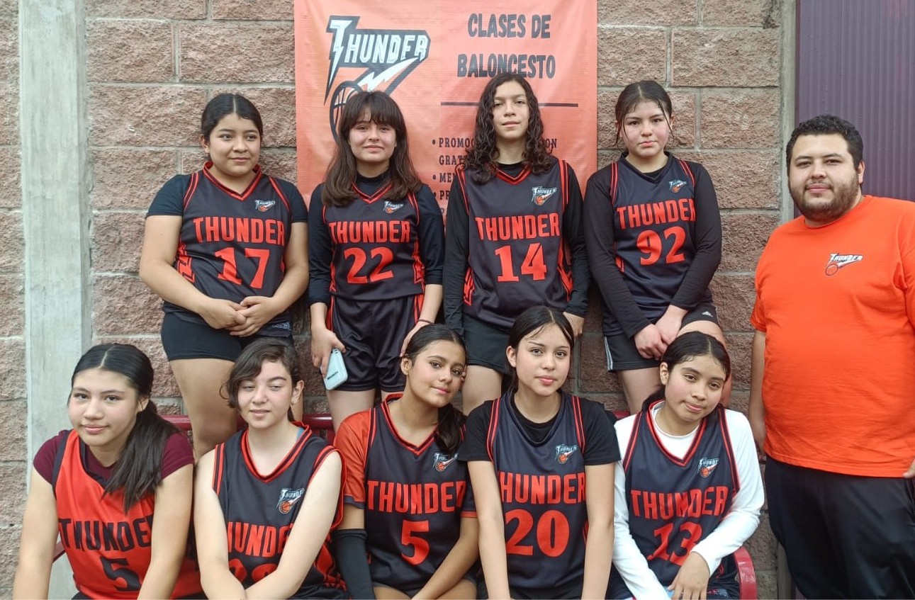 Jugadores uniformados de Thunder observando un partido de la liga